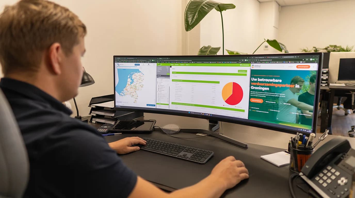 Een adviseur werkt op kantoor aan het verduurzamingsadvies voor een woning.