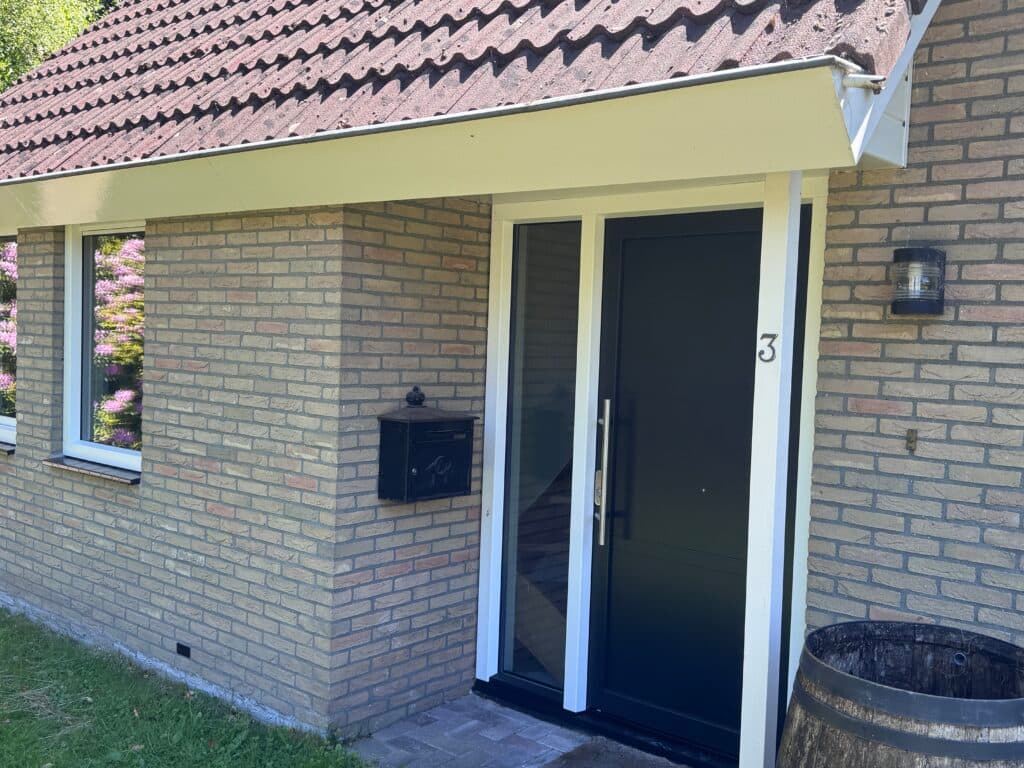 Vrijstaande woning met nieuwe kunststof kozijnen.