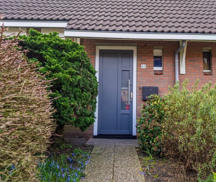 Woning met nieuwe grijze kunststof kozijnen en schuifpui.