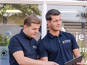 Twee adviseurs van Gemakkelijk Verduurzamen bekijken samen de gegevens van een woning.