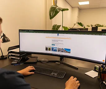 Een medewerker leest de ISDE-regeling na op de website van de RVO.