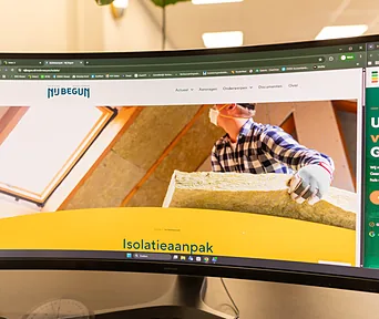 Een adviseur bekijkt de Isolatieaanpak van Nij Begun op het scherm.